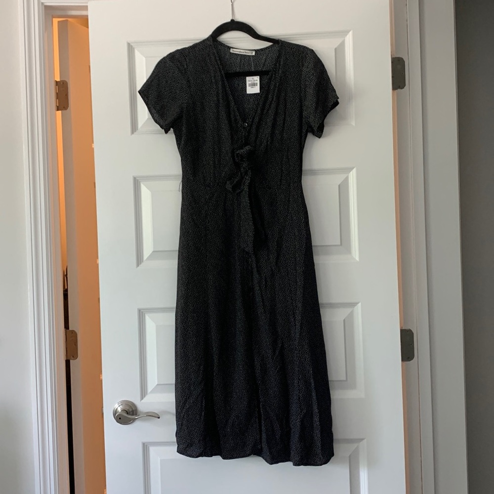 Abercrombie MIDI Dress black and white dots with front tie and buttons